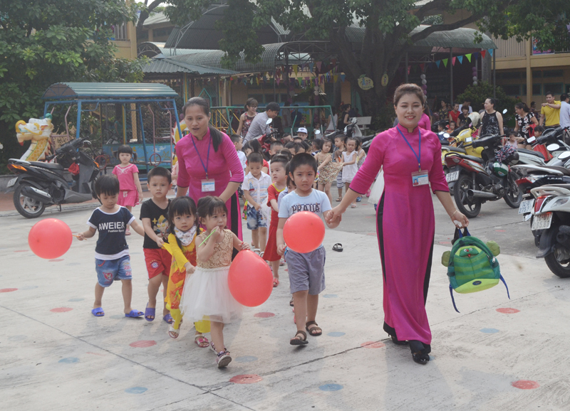 các em học sinh trường Mầm non Hoa Sen, TP Cẩm Phả hớn hở trong ngày khai giảng năm học mới
