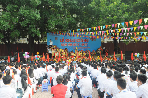 Quang cảnh Lễ Khai giảng năm học mới của thầy trò Trường THPT Hòn Gai 