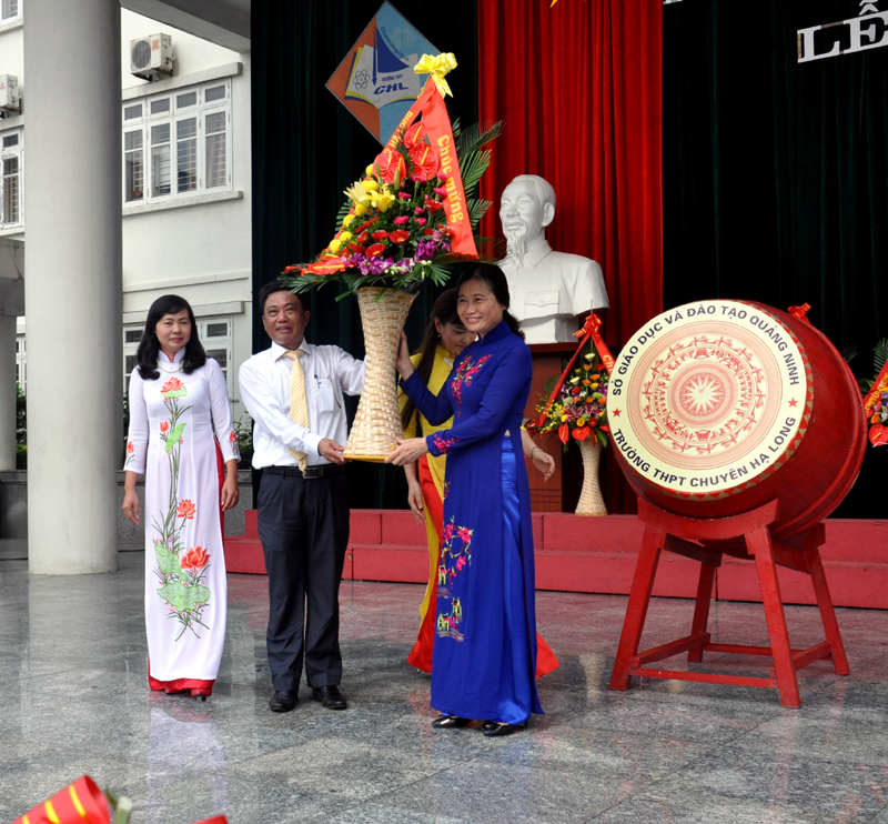Đồng chí Đỗ Thị Hoàng, Phó Bí thư Thường trực Tỉnh ủy tặng hoa chúc mừng Trường THPT chuyên Hạ Long nhân ngày khai giảng