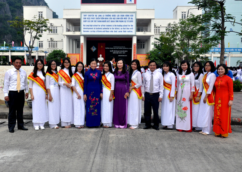 Đồng chí Đỗ Thị Hoàng, Phó Bí thư Thường trực Tỉnh ủy chụp ảnh lưu niệm với các thầy, cô giáo Trường THPT chuyên Hạ Long