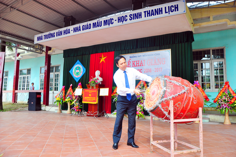 Đồng chí Đặng Huy Hậu, Phó Chủ tịch Thường trực UBND tỉnh gióng trống khai giảng năm học mới tại Trường THPT Trần Nhân Tông ( Đông Triều)
