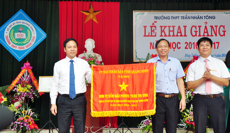 Đồng chí Đặng Huy Hậu, Phó Chủ tịch Thường trực UBND tỉnh trao Cờ thi đua cho Tập thể Trường THPT Trần Nhân Tông.