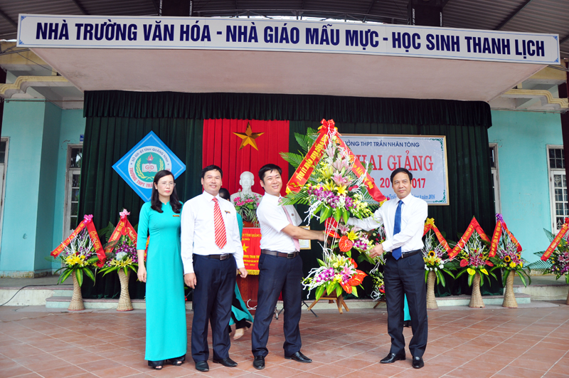 Đồng chí Đặng Huy Hậu, Phó Chủ tịch Thường trực UBND tỉnh tặng hoa chúc mừng nhà trường trong năm học mới.
