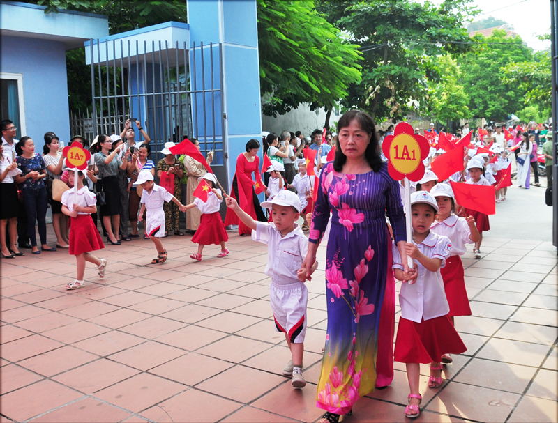 Các em học sinh lớp 1, Trường Tiểu học Quang Trung bước vào năm học mới.