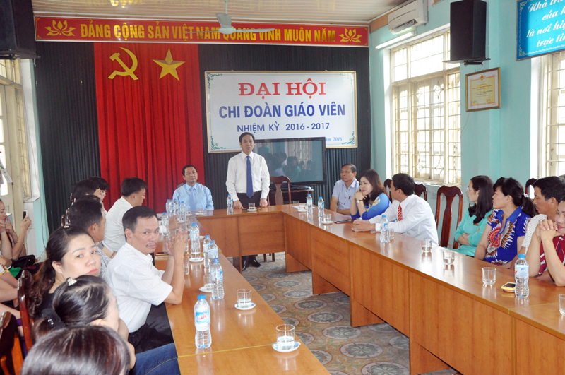 Đồng chí Đặng Huy Hậu, Phó Chủ tịch Thường trực UBND tỉnh trò chuyện với phụ huynh học sinh. 