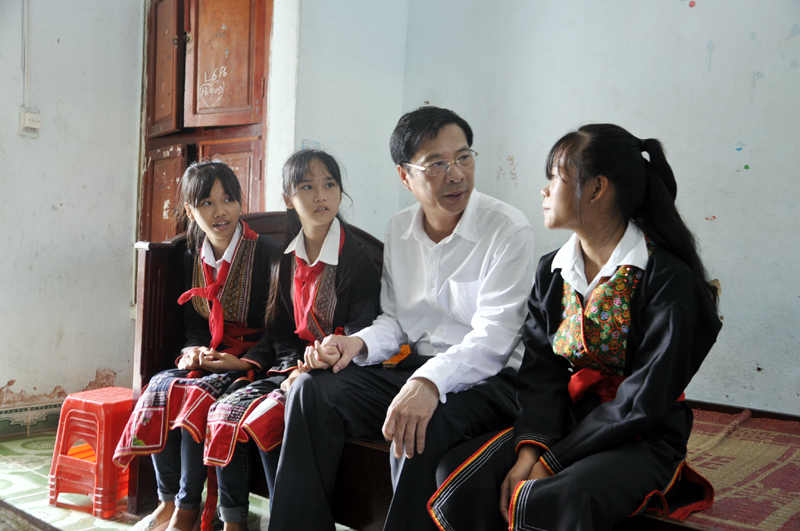 Bí thư Tỉnh ủy trò chuyện với học sinh Trường nội trú Hoành Bồ