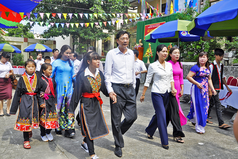 Bí thư Tỉnh ủy Nguyễn Văn Đọc cùng các em học sinh Trường PTDT nội trú Hoành Bồ tham quan cơ sở vật chất khu nội trú của trường.