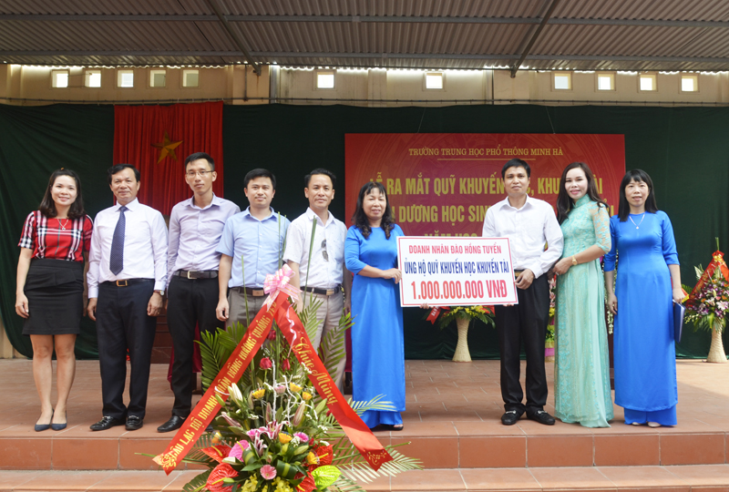 BQL Quỹ khuyến học, khuyến tài cho trường THPT Minh Hà tếp nhận 1 tỷ đồng do doanh nhân Đào Hồng Tuyển, Chủ tịch Tập đoàn Tuần Châu, cựu học sinh trường THPT Minh Hà ủng hộ