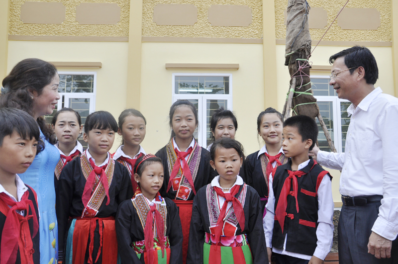 Đồng chí Bí thư Tỉnh ủy Nguyễn Văn Đọc ân cần trò chuyện với học sinh Trường PTDT nội trú TH&THCS Đồng Lâm