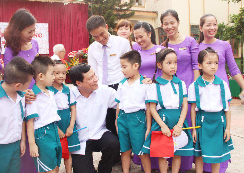 Đồng chí Nguyễn Đức Long, Chủ tịch UBND tỉnh trò chuyện với các cháu học sinh Trường TH, THCS, THPT Văn Lang