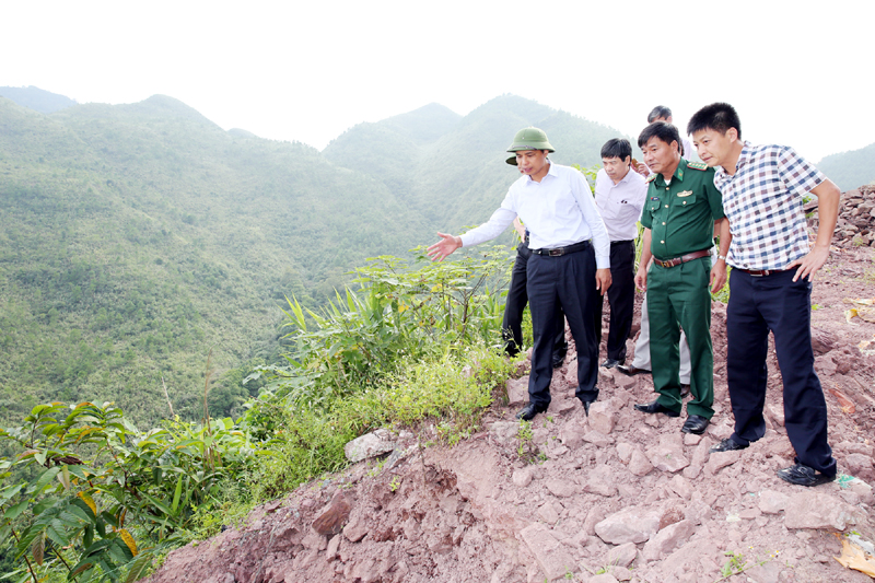 Đồng chí Vũ Văn Diện, Phó Chủ tịch UBND tỉnh kiểm tra vị trí sạt lở tại đường biên giới do Bộ Quốc phòng đầu tư, đang chuẩn bị bàn giao cho địa phương quản lý.