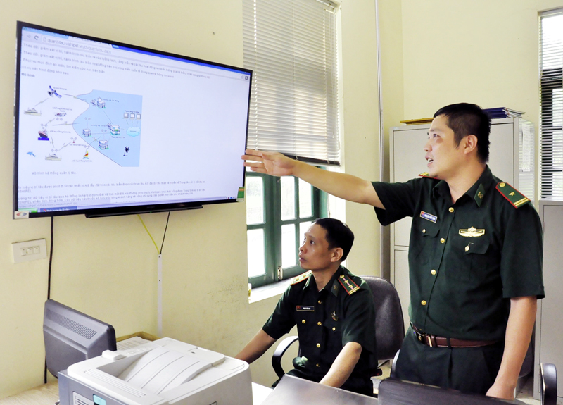 Cán bộ Đồn Biên phòng cửa khẩu cảng Cẩm Phả kiểm soát việc xuất nhập cảnh của tàu thuyền qua phần mềm quản lý điện tử.