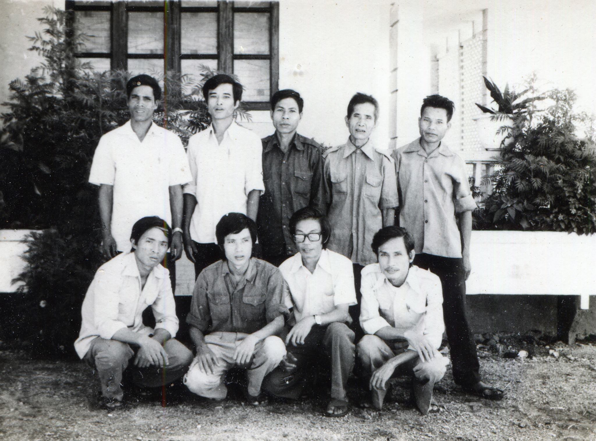Hàng đứng - một số cộng tác viên người Bru-Vân Kiều; hàng ngồi, từ trái qua - Kiểu, tác giả, thầy Tài, thầy Lễ. Chụp tại Khe Sanh.jpg