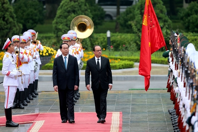  Lễ đón chính thức diễn ra vào sáng nay tại Phủ Chủ tịch. Trong ảnh, Chủ tịch nước Trần Đại Quang cùng Tổng thống Hollande cùng duyệt đội danh dự. Ảnh: Reuters.