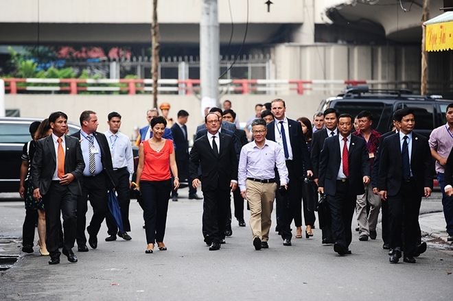  Chiều cùng ngày, Tổng thống Hollande đi dạo phố cổ Hà Nội cùng các cựu sinh viên học ở Pháp, trong đó có Giáo sư Ngô Bảo Châu. Ông bắt đầu đi từ phố Hàng Chĩnh. Ảnh: Giang Huy.