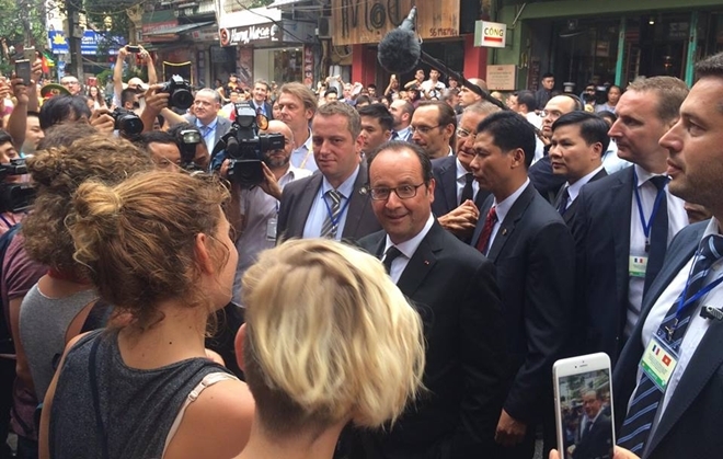  Tổng thống Pháp đứng phía ngoài một quán cà phê trên phố Mã Mây. Ảnh: Văn Việt.