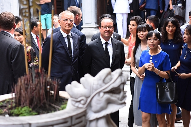  Điểm đến tiếp theo của ông Hollande là đình Kim Ngân trên phố Hàng Bạc. Khi dạo bộ trên phố cổ Hà Nội, tổng thống Pháp thấy như đang ở Paris bởi ông cho rằng nơi đây 