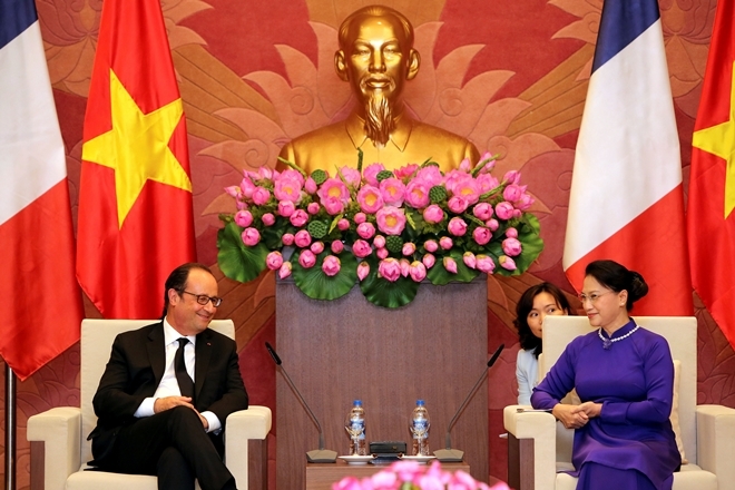  Tổng thống Pháp tiếp xúc Chủ tịch Quốc hội Nguyễn Thị Kim Ngân tại Văn phòng Quốc hội trước khi ra sân bay Nội Bài để đến thành phố Hồ Chí Minh. Ảnh: Reuters.