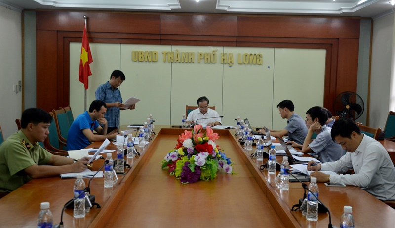 Đồng chí Hồ Quang Huy, Phó Chủ tịch UBND TP Hạ Long báo cáo kết quả triển khai chương trình OCOP giai đoạn 2013-2016.