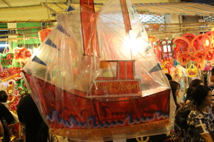 Một chiếc lồng đèn hình con thuyền, bên trên có chữ Việt Nam.