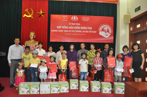 UB ATGT Quốc gia và Công ty TNHH Bảo hiểm nhân thọ Prudential Việt Nam trao tặng quà và hợp đồng bảo hiểm cho các gia đình 