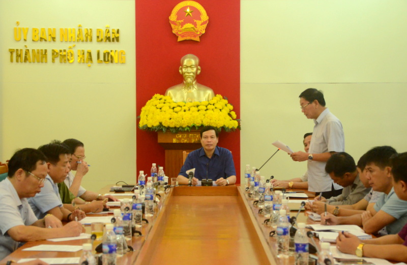 Đồng chí Nguyễn Đức Long, Chủ tịch UBND tỉnh chủ trì buổi làm việc (Ảnh: Lương Giang)