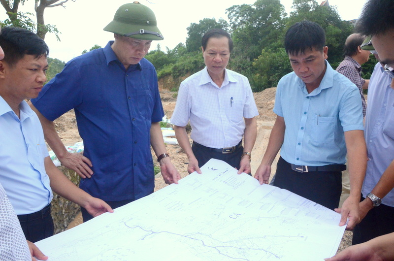 Đồng chí Nguyễn Đức Long, Chủ tịch UBND tỉnh đi kiểm tra sơ đồ thiết kế hệ thống cống thoát nước mới tại khu 3 phường Hà Trung của tập đoàn FLC