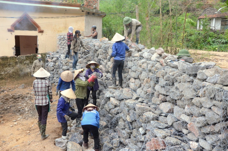 Tập đoàn FLC đã cho công nhân thi công các đoạn kè bằng rọ đá để ngăn chặn tình trạng bùn  đất tràn xuống khu dân cư tại khu 6 phường Hà Lầm