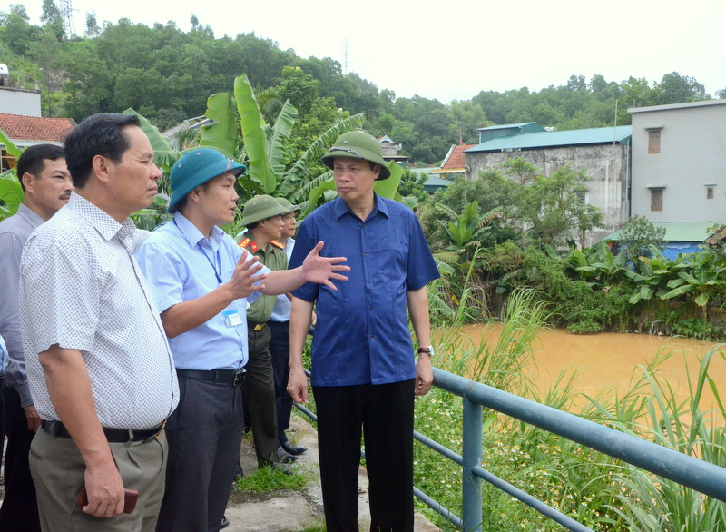 Đồng chí Nguyễn Đức Long, Chủ tịch UBND tỉnh kiểm tra thực trạng bùn đất tràn xuống moong nước tại khu vực tổ 7, khu 6, phường Hà Lầm (Ảnh: Lương Giang)