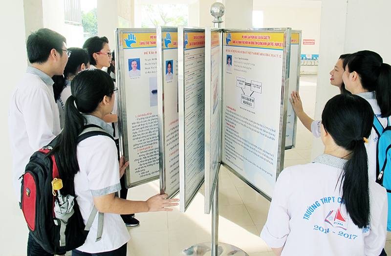 Học sinh Trường THPT Chuyên Hạ Long tìm hiểu thông tin, thể lệ cuộc thi Sáng tạo TTN-NĐ lần II.