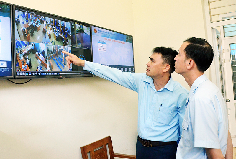 Bộ phận giám sát tại Trung tâm HCC huyện Vân Đồn theo dõi việc thực thi công vụ của cán bộ, công chức, viên chức qua hệ thống camera.