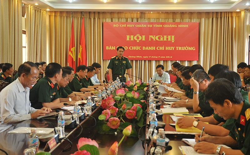 Thiếu tướng Vũ Hải Sản, Ủy viên Trung ương Đảng, Tư lênh Quân khu 3 phát biểu tại hội nghị.