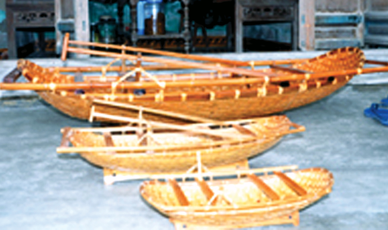 Sản phẩm thuyền nan Nam Hoà trở thành đồ lưu niệm được du khách ưa chuộng.