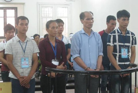 Nguyễn Đình Mậu cùng vợ và 2 con trai (hàng trên) bị đưa ra tòa xét xử.