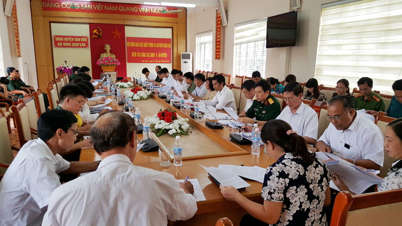 Kiểm tra nhận thức các thành viên Hội Đồng GDQP-AN cấp huyện và cấp xã tại huyện Vân Đồn.