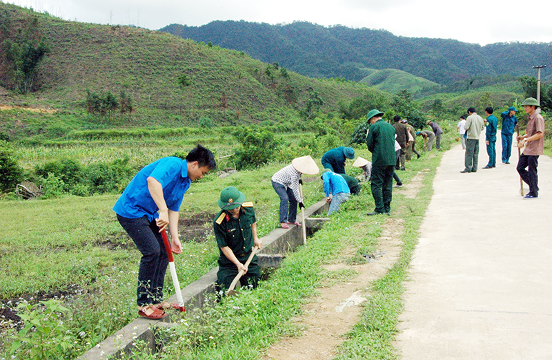 Các đoàn thể và bộ đội giúp nhân dân xã Bắc Sơn dọn dẹp vệ sinh môi trường. Ảnh: Thu Hằng (Đài Móng Cái)