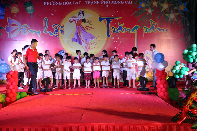 Lãnh đạo thành phố Móng Cái và đại diện Ngân hàng TMCP Hàng Hải Việt Nam, Chi nhánh Quảng Ninh tặng quà cho những em học sinh có hoàn cảnh khó khăn vươn lên học giỏi