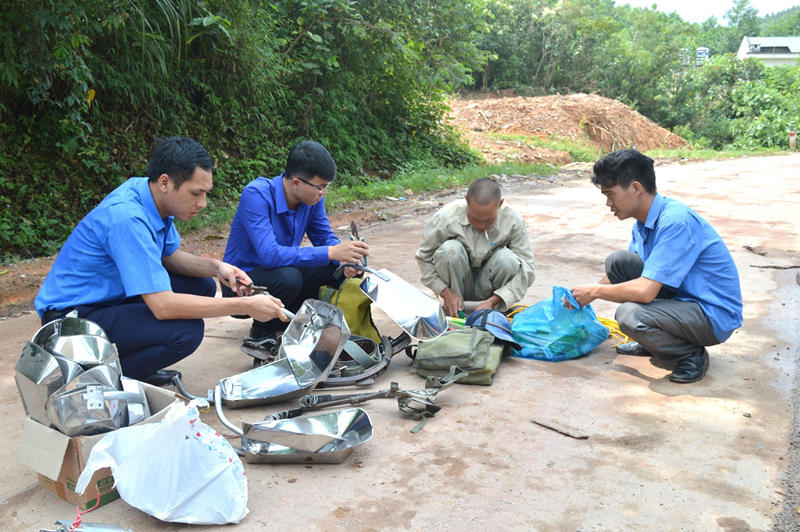 Hội LHTN tỉnh, Thành đoàn Hạ Long đã tiến hành giúp đỡ thôn Khe Tre, xã Kỳ Thượng lắp đặt hệ thống đèn điện chiếu sáng.