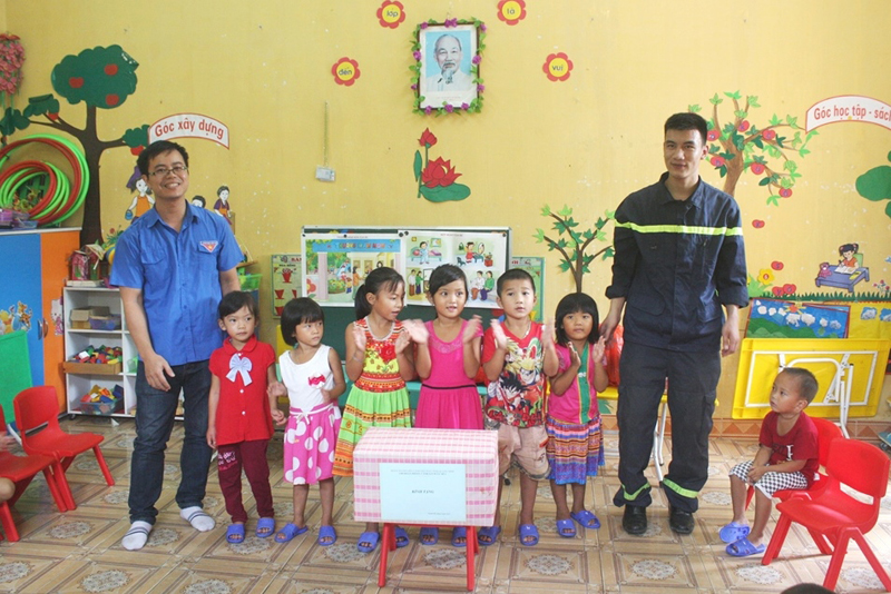 ĐTN Báo Quảng Ninh và ĐTN Phòng cảnh sát phòng cháy chữa cháy số 3 tặng 10 suất quà cho trẻ em trường mầm non Kỳ Thượng.