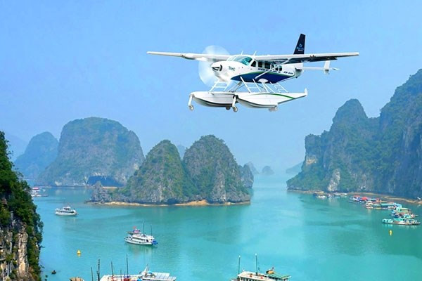2 năm khai thác, thủy phi cơ phục vụ hơn 15.000 lượt khách - ảnh 1Thủy phi cơ đưa khách tham quan Vịnh Hạ Long (Ảnh: kienthuc.net)