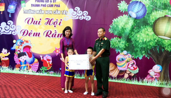 Đồng chí Nguyễn Văn Thọ, Chỉ huy trưởng Ban CHQS TP Cẩm Phả tặng quà cho cô và trò nhà trường.