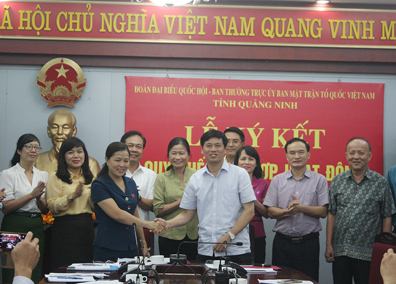Đại diện lãnh đạo Đoàn ĐBQH và Ủy ban MTTQ tỉnh ký kết quy chế phối hợp hoạt động.