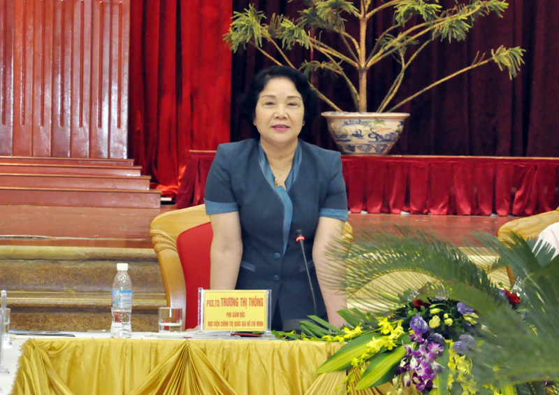 PGS.TS Trương Thị Thông, Phó Giám đốc Học viện Chính trị quốc gia Hồ Chí Minh phát biểu tại hội nghị. 
