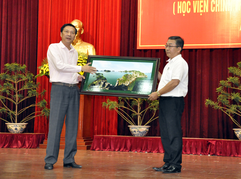 Đồng chí Nguyễn Văn Đọc, Bí thư Tỉnh ủy tặng quà lưu niệm cho lớp bí thư cấp ủy cấp huyện và tương đương