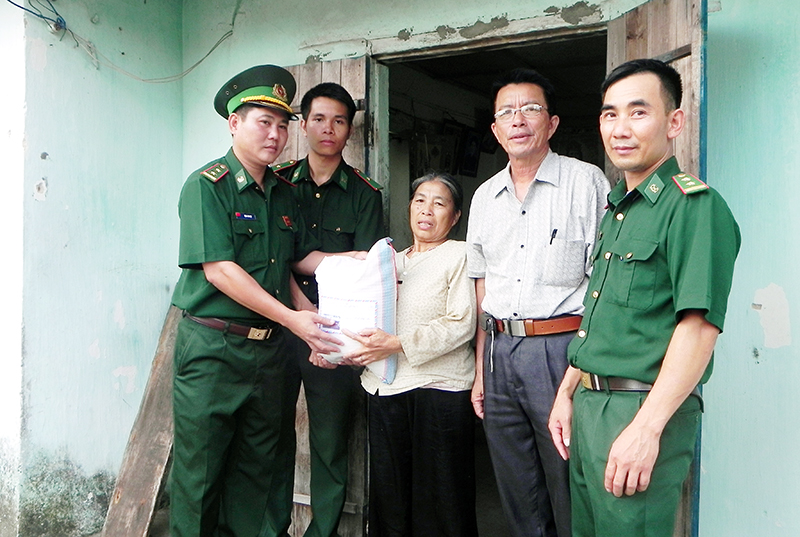 CBCS Đồn Biên phòng Trà Cổ (TP Móng Cái) tặng quà cho giáo dân Nguyễn Thị Thơi (khu Tràng Lộ, phường Trà Cổ) có hoàn cảnh khó khăn.