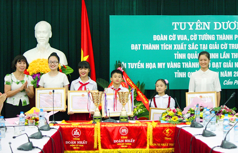 Cô Tổng phụ trách Đội Trần Thị Thu Hương và em Lương Thị Ngọc Bích (thứ 2 và 3 từ trái sang) được lãnh đạo TP Cẩm Phả tuyên dương, khen thưởng sau cuộc thi “Vẻ đẹp Đội viên”, tháng 8 năm 2016.
