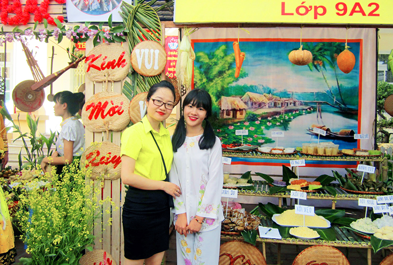 Cô Tổng phụ trách Đội Trần Thị Thu Hương và em Lương Thị Ngọc Bích tham gia tổ chức Hội chợ ẩm thực Trường THCS Nam Hải, tháng 9-2015.