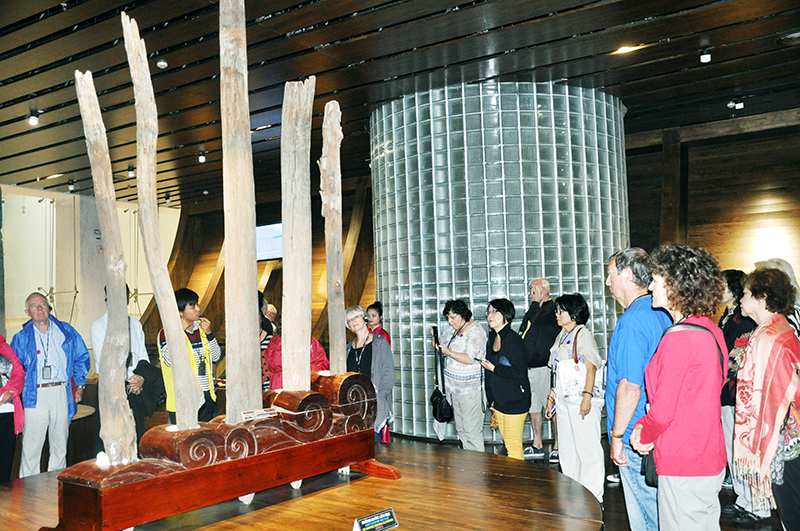 Khách du lịch tàu biển quốc tế tham quan Bảo tàng Quảng Ninh.