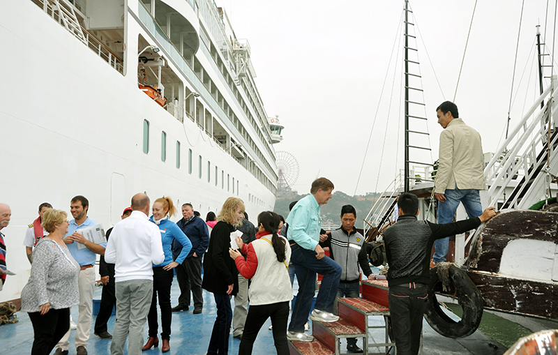 Khách du lịch tàu biển quốc tế cập cảng nổi Hòn Gai.