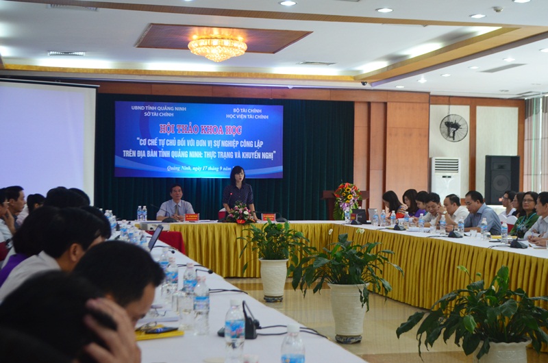 Đồng chí Trịnh Thị Minh Thanh, Giám đốc Sở Tài chính báo cáo tình hình thực hiện tự chủ tài chính của các đơn vị sự nghiệp trên địa bàn tỉnh.